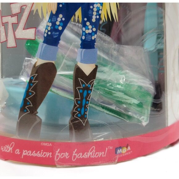 Talking Bratz 9.5" Chloe Doll on Base MGA New in Sealed Box Cell Phone Charm - Picture 12 of 12